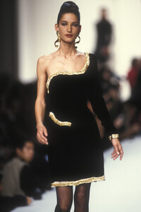 oscar-de-la-renta-fw-1991-1.thumb.jpg.754b5b033025e3dde4cd45770baea88b.jpg