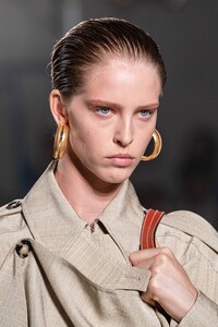 proenza-schouler-ss20d1.thumb.jpg.cec75aa0f34128d7bbc5e3583e591484.jpg