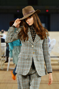 1102118383_MarcJacobsSpring2020RunwayShow7Hms_hcI_19x.thumb.jpg.9f7d5dae2214b4b983e4447b8009b493.jpg