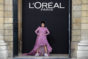 Aishwarya+Rai+Le+Defile+L+Oreal+Paris+Runway+JOaA1wr0uRwx.jpg