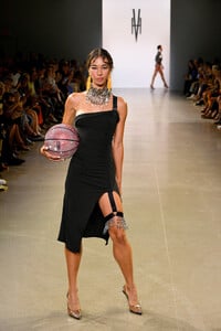 1427249458_VictoriaHayesSpringSummer2020RunwayzC51qneDG0Sx.thumb.jpg.3df3eeb793e87e8db61c562446b30eef.jpg