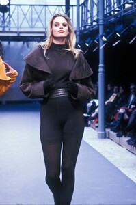 1540280143_AzzedineAlaia1989WomenRTW10.thumb.jpg.0eedddaa1501c1a12c2a1a4c7724485b.jpg