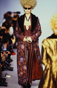 1990668770_romeo-gigli-fw-1995(5).thumb.jpg.28813bd415012f358aed1abb5e677f9f.jpg