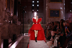 Runway+Giambattista+Valli+Loves+H+ER7eghH9ybFx.jpg