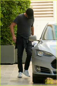 leonardo-dicaprio-spends-the-day-in-beverly-hills-05.jpg