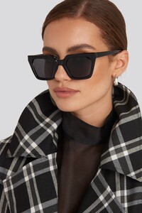 nakd_sharp_edge_square_sunglasses_1015-002185-0002_01l.thumb.jpg.d286816f4216e2cc97f42e644ebd435d.jpg