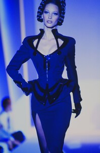 13894453_thierry-mugler-hc-fw-1994(1).thumb.jpg.bae3aebb0d2b5dec43500abe1266484c.jpg