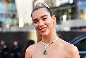 Dua+Lipa+2019+American+Music+Awards+Red+Carpet+BTMPO7vXNRJx.jpg