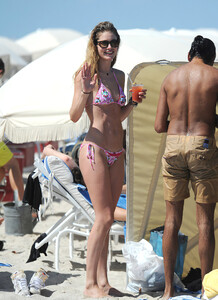 Doutzen+Kroes+seen+pink+bikini+enjoying+Miami+EhgslzShmpzx-gigapixel.jpg