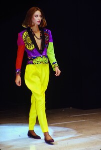 358519321_versace-ss-1990(3).thumb.jpg.48942875c3c981ec933d7e63a58fa613.jpg