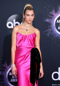 Dua+Lipa+2019+American+Music+Awards+Arrivals+OjkG0iw16tox.jpg