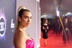 Dua+Lipa+2019+American+Music+Awards+Red+Carpet+ttw2SVBR0mQx.jpg