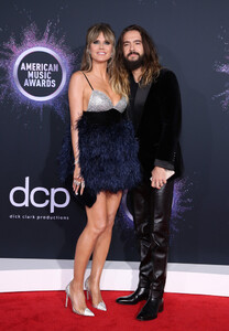 Heidi+Klum+2019+American+Music+Awards+Arrivals+JzMceAAOR2lx.jpg