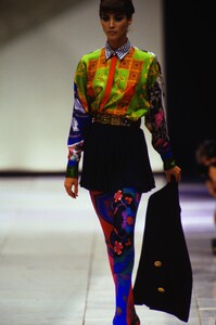 820145561_versace-ss-1991(4).thumb.jpg.a7612fe52f936fe0e7afd5e39751d720.jpg