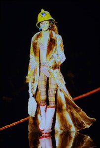 943279376_john-galliano-fw-2000(2).thumb.jpg.2ace820f960a5c1a3b1421d1eb1bd0f5.jpg