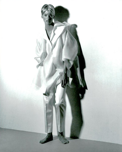 Meisel_Alberta_Ferretti_Spring_Summer_1991_08.thumb.png.4b1fb0cb2109c8999b236a723fba2d3e.png