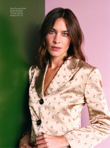 alexa-chung-harper-s-bazaar-uk-december-2019-issue-1.thumb.jpg.edaeb6f3babcde5ae6f3d6be22fa3580.jpg