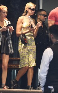 dua-lipa-street-style-sydney-11-26-2019-2.thumb.jpg.88df830cd2c3b6ea879fa161427e9397.jpg