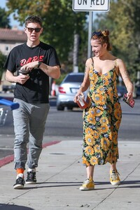 halsey-and-evan-peters-out-in-burbank-11-18-2019-3.jpg