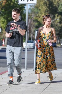 halsey-and-evan-peters-out-in-burbank-11-18-2019-4.jpg