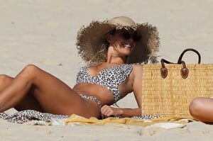 natasha-oakley-in-a-bikini-on-bondi-beach-in-sydney-10-27-2019-17.jpg