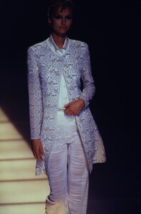 1005269654_giorgio-armani-ss-1997(2).thumb.jpg.fcdc1584d5f6aba77ad021370a3012af.jpg