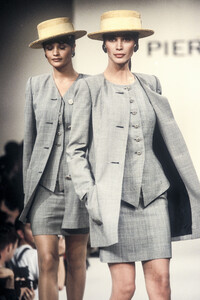 1042370713_PierreBalmain1994WomenRTW29.thumb.jpg.7466737fca72d55e35cd408608706766.jpg