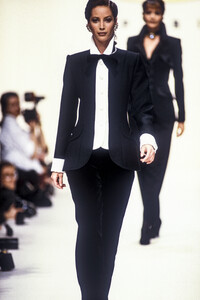 104341065_PierreBalmain1993WomenRTW29.thumb.jpg.256a740e50bca23e5c9aa9667dccabf4.jpg