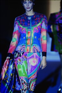 1076877884_versace-hc-fw-1990(4).thumb.jpg.af62b8497115aa20c4208e5e901d61e3.jpg