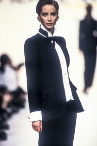 1161702162_PierreBalmain1993WomenRTW30.thumb.jpg.5a6ccff3945cc16b51bc747c64c11f44.jpg