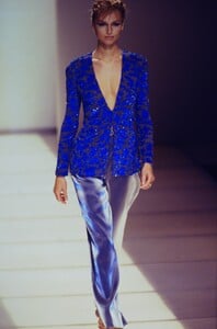 1225139403_giorgio-armani-ss-1997(11).thumb.jpg.c8040b19cef5d1a38317b08b89264fba.jpg