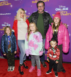 Tori+Spelling+2019+Disney+Ice+Mickey+Search+zojYdePZTTtx.jpg