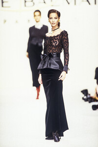 1403621044_PierreBalmain1993WomenRTW35.thumb.jpg.17cca9d3cd22a9c3f9068fbfee555e6e.jpg