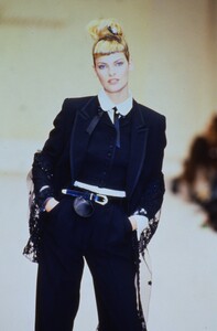 1519267849_blumarine-fw-1994(14).thumb.jpg.f8d7e33f925af98ab2872ed28ccf571b.jpg