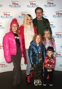 Tori+Spelling+Disney+Ice+Presents+Mickey+Search+GULtxWOVSfAx.jpg