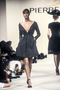 168515563_PierreBalmain1994WomenRTW46.thumb.jpg.47b5c43f52aab80b05d0f203d274838d.jpg