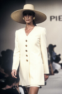 179510896_PierreBalmain1994WomenRTW15.thumb.jpg.c8a23c6b9d42733a23fe57098dc4f213.jpg