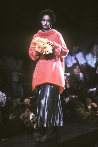 1844122676_JeanPaulGaultier1985WomenRTW12.thumb.jpg.89ebbafaa3194b99065f4734dcf4e98c.jpg