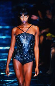 1873051054_versace-ss-1998(8).thumb.jpg.32ab98639bf72fd7a8fc254f188e147e.jpg