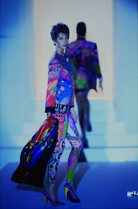 228552951_versace-hc-fw-1990(1).thumb.jpg.2b55ade3e576495065f642950199463a.jpg