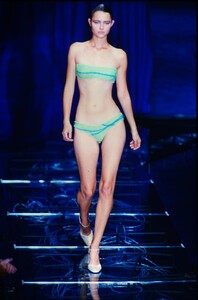 318737719_versace-ss-1998(2).thumb.jpg.6a275e28c3929bfd65003e10dd05ab28.jpg