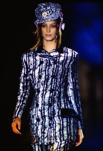 337920266_versace-hc-fw-1993(2).thumb.jpg.2a5d5a318e0e7a4f5ee9bf99e348e2a9.jpg