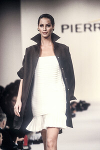 419536174_PierreBalmain1994WomenRTW52.thumb.jpg.177be8647dd27d239ee81d916aacd193.jpg