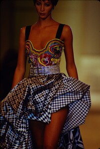 432111584_versace-hc-fw-1990(8).thumb.jpg.d7b8bd006ac4d8ee9a3bc3174cfb8111.jpg