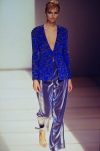 462016357_giorgio-armani-ss-1997(12).thumb.jpg.fa2ce5046772a280ad47f72101b3532b.jpg