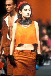 517533815_JeanPaulGaultier1985WomenRTW27.thumb.jpg.d3b958aa7b0daa56a70a806d4226f1f4.jpg