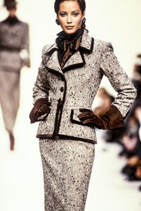 589790_PierreBalmain1993WomenRTW18.thumb.jpg.ff10241840c3e11388615ffd51f88fd1.jpg