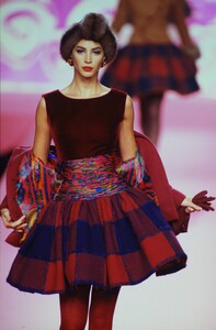 691637771_valentino-hc-fw-1991(2).thumb.jpg.968da71115361475306b221242781723.jpg