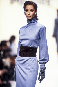 784121389_PierreBalmain1993WomenRTW28.thumb.jpg.fc5faabe4d23d6147f8b987142a56492.jpg