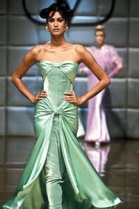 802842547_Valentino1995HauteCouture121.thumb.jpg.5e61e4e9bb8d4d4348f4daa9ea8566b3.jpg